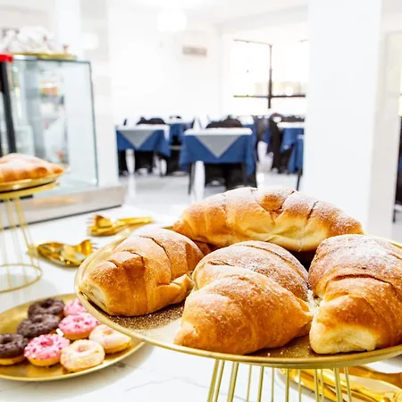 White Club Отель Чезенатико