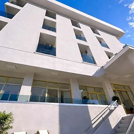 White Club Ξενοδοχείο 3*