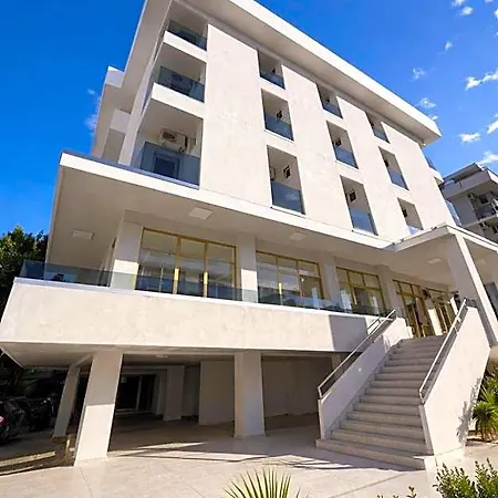 White Club 3*